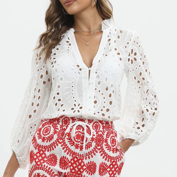 Chemise en dentelle blanche Oeillet Cutwork Col à volants Vneck évider Blouse brodée Top Wear Printemps Été Vêtements pour femmes 240322