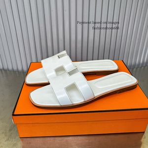 Witte lederen damesslippers met platte bodem met een rechte lijnriem zomercasual en comfortabele sandalen