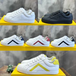 Zapatillas bajas de cuero blanco Zapatos de diseñador Zapatos casuales de piel de vaca Lujo F Pequeños zapatos blancos Los zapatos deportivos con cordones están hechos de cuero