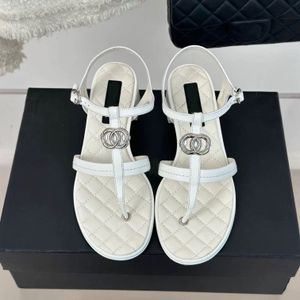 Sandales de sandale de luxe blanches Sandales de créateurs plats réseau diamant 2024 Été Nouveau talon épais boucle en métal Clip à orteil