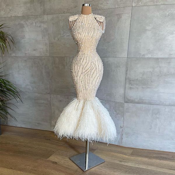 Sirena blanca Vestidos de baile Sexy Cuello halter Sin mangas Satén Encaje Plumas Lentejuelas Apliques Cuentas Lujo Hasta el suelo Tallas grandes Vestidos de fiesta formales por encargo