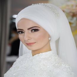 Witte Moslim Bruidssluiers 2019 Kralen Parels Tule Bruiloft Hijab voor Saoedi-Arabië Bruiden Op maat gemaakte Vingertoplengte Bruidssluier265l