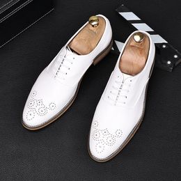 Blanc Nouveau designer Men S Brogue Point en cuir robe fête Prom Chaussures de bal Homecoming Mariage Footwear Zapatos Hombr Dre Shoe Zapato