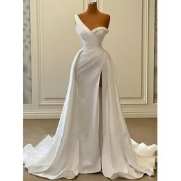 Wit één schouder mouwloze satijnen split prom -jurken 2024 kralen Arabisch lange avondjurk gewaad de soiree