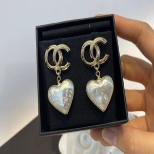Witte parel hart charme oorbellen Helder koper materiaal gepersonaliseerde vorm Merk mode klassieke luxe oorbellen ontwerper voor w250F