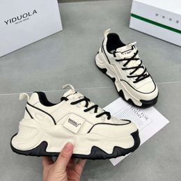 Zapatos deportivos de plataforma blanca, zapatillas informales de búfalo para mujer, calzado Vintage grueso vulcanizado coreano Harajuku, otoño 2023