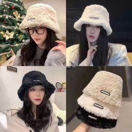 Chapeau de pêcheur en peluche blanc pour femmes, automne/hiver, Version coréenne INS Show Face, petit chapeau seau, chapeau en peluche d'hiver, tendance chaude