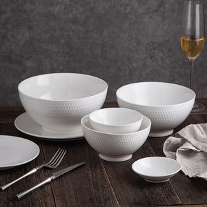 Wit porselein tafelwerk keramische dinerplaten hoge schoonheidsgerechten eenvoudige rijstnoedels soep kom huisgebouw restaurant servies