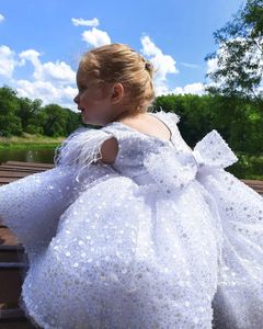 Robe de princesse blanche en plumes pour filles, tenue de mariage avec nœud à paillettes scintillantes, tenue de fête de premier anniversaire, brillante pour tout-petits, 240313