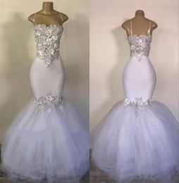 Vestidos de fiesta blancos Las mujeres africanas usan correas espaguetis Apliques Volantes escalonados Vestidos de noche de sirena 2K19 Vestido de fiesta con espalda sexy 8672468