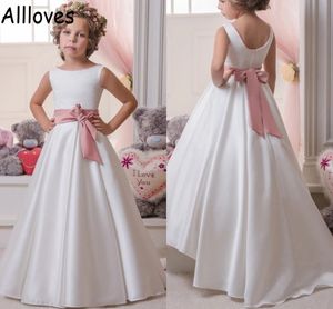 Wit satijn een lijn bloemenmeisje jurken voor bruiloft juweel nek roze boog sjerp peuter kinderen formele feestjurken vloer lengte eenvoudige kleine meisjes optochtjurk cl0343