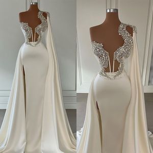 Witte satijnen avondjurken mouwloze v nek een schouder cape Appliques pailen parels vloer lengte kralen spleet celebrity plus size feestjurken prom jurk