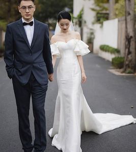 Vestidos de novia de un hombro de satén blanco ilusión de sirena vestidos de novia de tren largo sin espalda catedral baratos