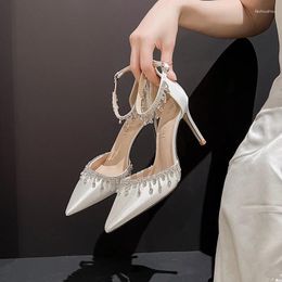 Witte satijnen schoenen sandalen bruiloftoppervlak één lijn riem modieuze hoge hakken zwarte temperament sexy tassel dames 5
