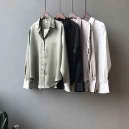 Chemise blanche Sens du design printemps et été pour femmes Chemise en satin à petit nombre Haut drapé à manches longues de style vintage polyvalent de Hong Kong Blouses