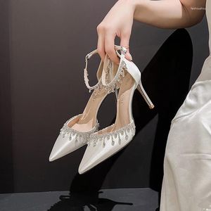 Chaussures blanches sandales mariage surface satin en une ligne à la mode talons hauts tempérament noir pavillon sexy fiche 8893