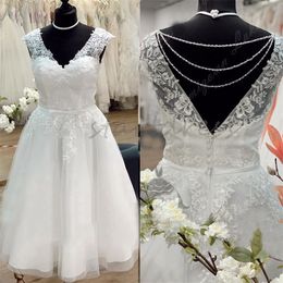 Weißes kurzes Hochzeitskleid, knielang, Tüll, Spitze, Strand, Boho-Brautkleid, sexy, rückenfrei, V-Ausschnitt, böhmisches Brautkleid, 2024, mit Perlen besetzt, Landstand, Standesamt, Zweite Party