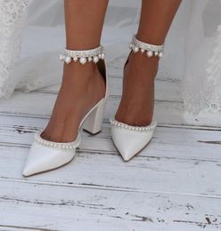 Zapatos de boda de satén de seda blanca Pearls elegantes Pearls Sparkle Crystals Bombas con cuentas Pombas Agradecidas Tacón alto Zapatos de novia Cl03338491446