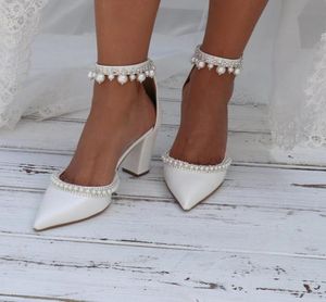 Chaussures de mariage en satin de soie blanche pointues pointues perles élégants cristaux scintillants femmes perles pompes