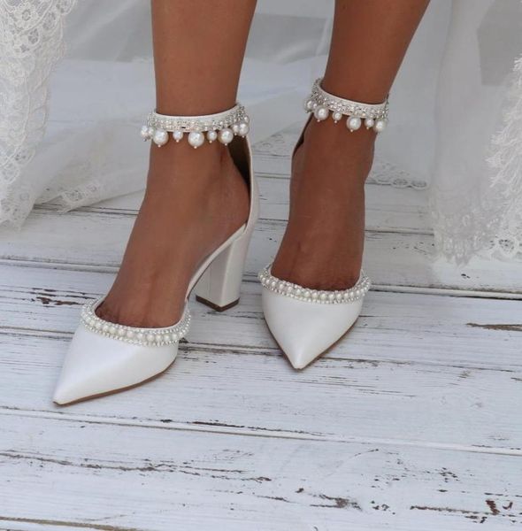 Zapatos de boda de satén de seda blanca Pearls elegantes Pearls Sparkle Crystals Bombas con cuentas Pombas gruesas Tacón alto Zapatos de novia Cl03333377288