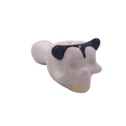cabeza de calavera blanca con orejas negras pipas de mano de cerámica para fumar hierbas secas