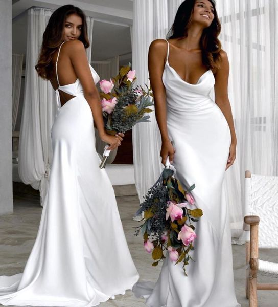 Correas de espagueti blancas Sirena de satén Vestidos largos para damas de honor 2020 Vestidos de invitados de boda de dama de honor con pliegues en la playa de Boho Tallas grandes B4494473