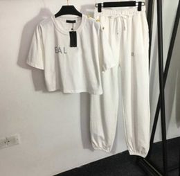 Conjunto deportivo blanco de dos piezas para mujer, 100% algodón, letra B, botón en el hombro, camiseta de manga corta, pantalones casuales ajustados de alta elasticidad, ropa deportiva para exteriores para mujer 55