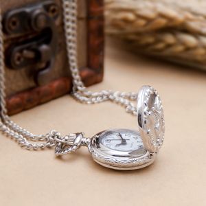 quartz en acier blanc petit papillon de poche montre collier vintage bijoux en gros chaîne de chandail coréen européen de la mode américaine suspendue wa