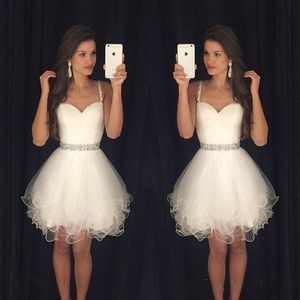 Vestidos lindos de fiesta de tul blanco, tirantes finos con cuentas, longitud por encima de la rodilla, vestido de fiesta de graduación con cola en capas, hecho a medida