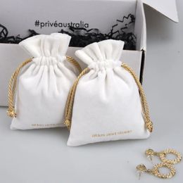 Bolsas de regalo de terciopelo blanco Cuerda dorada 3x4in 4x6in 5x7in paquete 50 pestañas Maquillaje Bolsa con cordón Joyería Saco de polvo de franela 240119