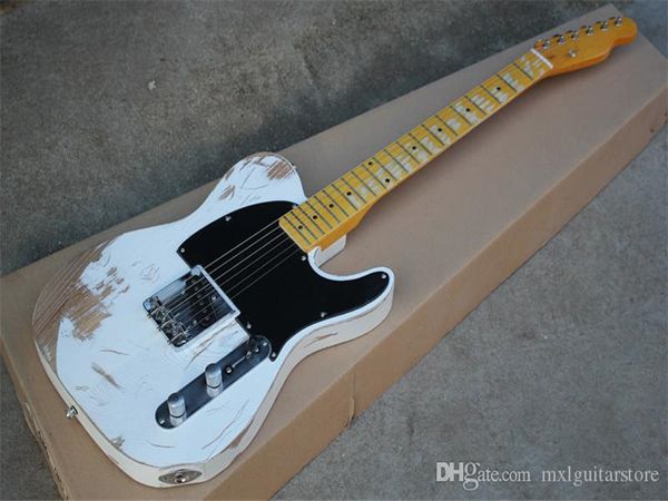 Guitare électrique blanche de style vintage avec touche en érable jaune, pickguard noir, corps en frêne, offrant des services personnalisés