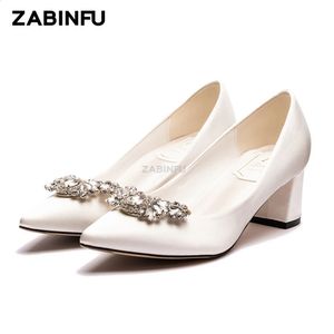 Chaussures de mariée de mariage blanc femmes pompes de luxe strass Satin bout pointu talon épais chaussures de robe de soie de mariage chaussures de mariée 240126