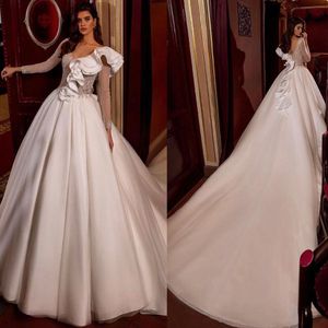 Witte bruiloft ontworpen jurk op maat gemaakte V-hals gelaagde mouw een lijnjurk lange trein kerk bruidsjurken es