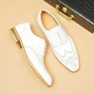 Oxfords de mariage blancs pour hommes, chaussures sociales en cuir véritable de styliste, nouveau Style Brogues, robe, 2023