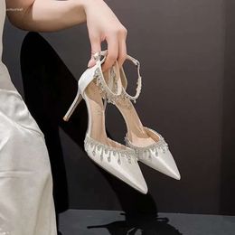 Chaussures de sandales de mariage blanc Surface en satin une sangle à la mode talons hauts tempérament noir sexy 555