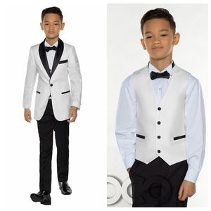 Wit met zwarte sjaal reversjongen slijtage voor bruiloft smoking kids pakken aangepaste evenementen pak (jas + broek + vest + bogen)
