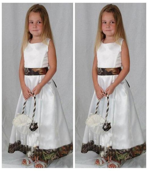 Blanc avec des robes de filles de fleurs camo pour la manche de casquette de mariage country