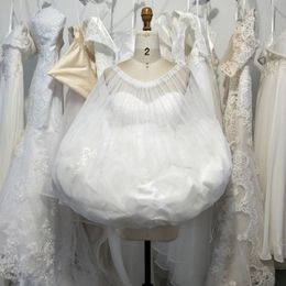 Witte vrouwen petticoat -jurk redt bruid van toilet bruidsjurk bruiloft accessoires