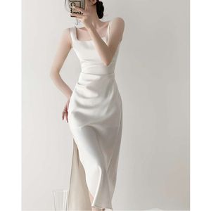 Witte dameshaute couture, zomer Frans lang verlovingsfeestje, lichte luxe kleine jurk, temperament, satijnen jurkenjurk