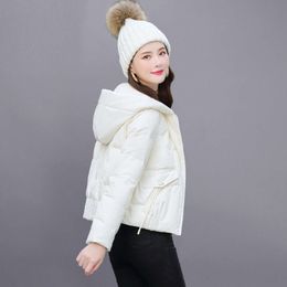 Style court pour femmes blanches 2023 hiver Nouveau petit et élégant, épaissis de la veste de la veste du canard blanc