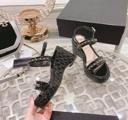 Designers de chaussures de femmes blanches coincer sandales de ton macaron de luxe doublure en cuir breveté tissu de mouton brodé Eaterpr7533409