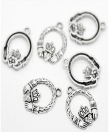 100 piezas enteras de tono de plata antiguo Rhinestone claddagh anillo encanto colgantes 25x18 mm hallazgos de joyas haciendo bricolaje completo J05068376663