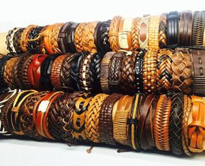 Todo 100 piezas de lote surtido de pulseras de cuero hechas a mano para hombres, mujeres, joyería de moda para motoristas, a estrenar, negro, marrón C2388053157