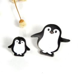 Whole- 1pc Harajuku Alliage Émail Kawaii Blanc Noir Pingouin Broche Badges Épinglettes Broches Sûr Écharpe Cool Garçon Femmes Jewelr288U