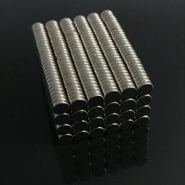 Hele 1 set 100 stuks 4 mm x 1 mm kleine ronde neodymium schijfmagneten dia N35 sterke zeldzame super krachtige aardemagneet8513555