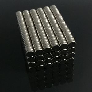 Whole- 1set 100pcs 4mm x 1mm petits aimants ronds en néodyme Dia N35 Strong Rare Super Puissant Earth Magnet319r