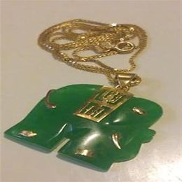 PENDENTIF ÉLÉPHANT EN JADE VERT VIBRANT EN OR JAUNE 18KGP Pas Cher 294j