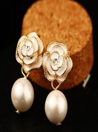 Des créateurs de mode classiques entiers Camellia Flower Elegant Pearl Pendant pendant Bangs d'oreilles Chandelier pour femme Silver Pin9359936