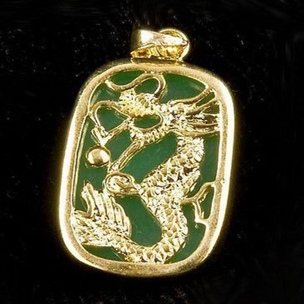 Pendentif et collier en forme de tablette de dragon plaqué or jaune, jade vert émeraude entier278t