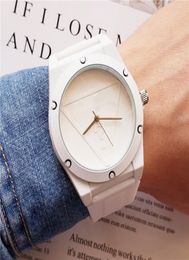 Fashion Mens Women Designer Watches Quartz Mouvement Interroge Insistance Strap de caoutchouc Lady Watches Couple Gift Robe Clock Wris9417633